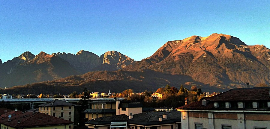 Belluno, veduta verso il monte Serva e il monte Schiara